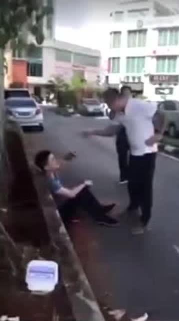 岳父女婿吃瓜,一场家庭欢乐喜剧上演