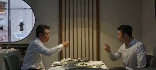 男生睡觉被围观吃瓜,揭秘男生宿舍睡觉被吃瓜背后的故事